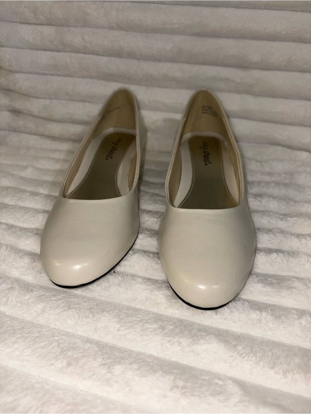 easy street Women's Ivory Round-Toe Slip-On low heels 10M